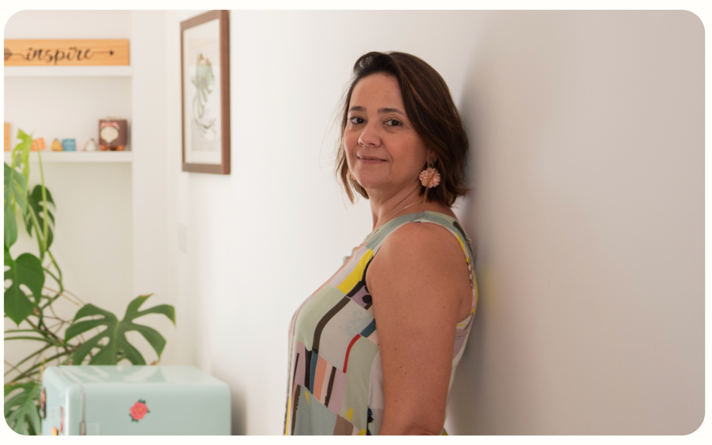 Christine Rutherford olhando para a câmera no consultório
