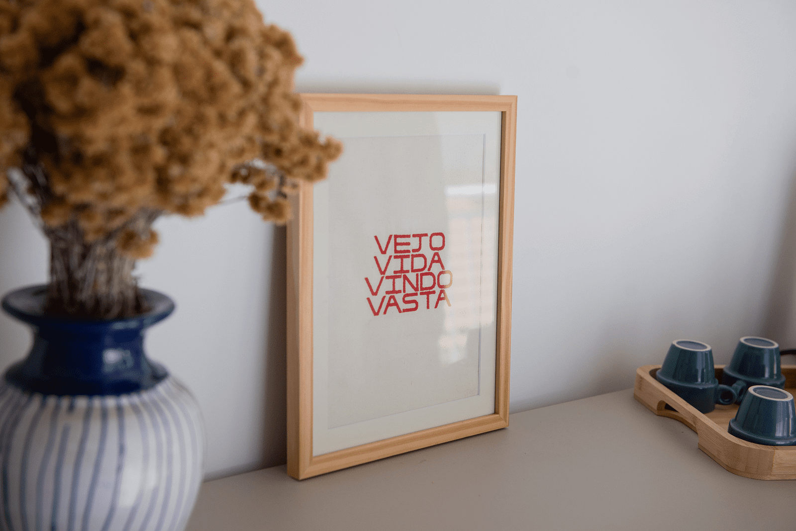 Quadro no consultório com a frase Vejo vida vindo vasta