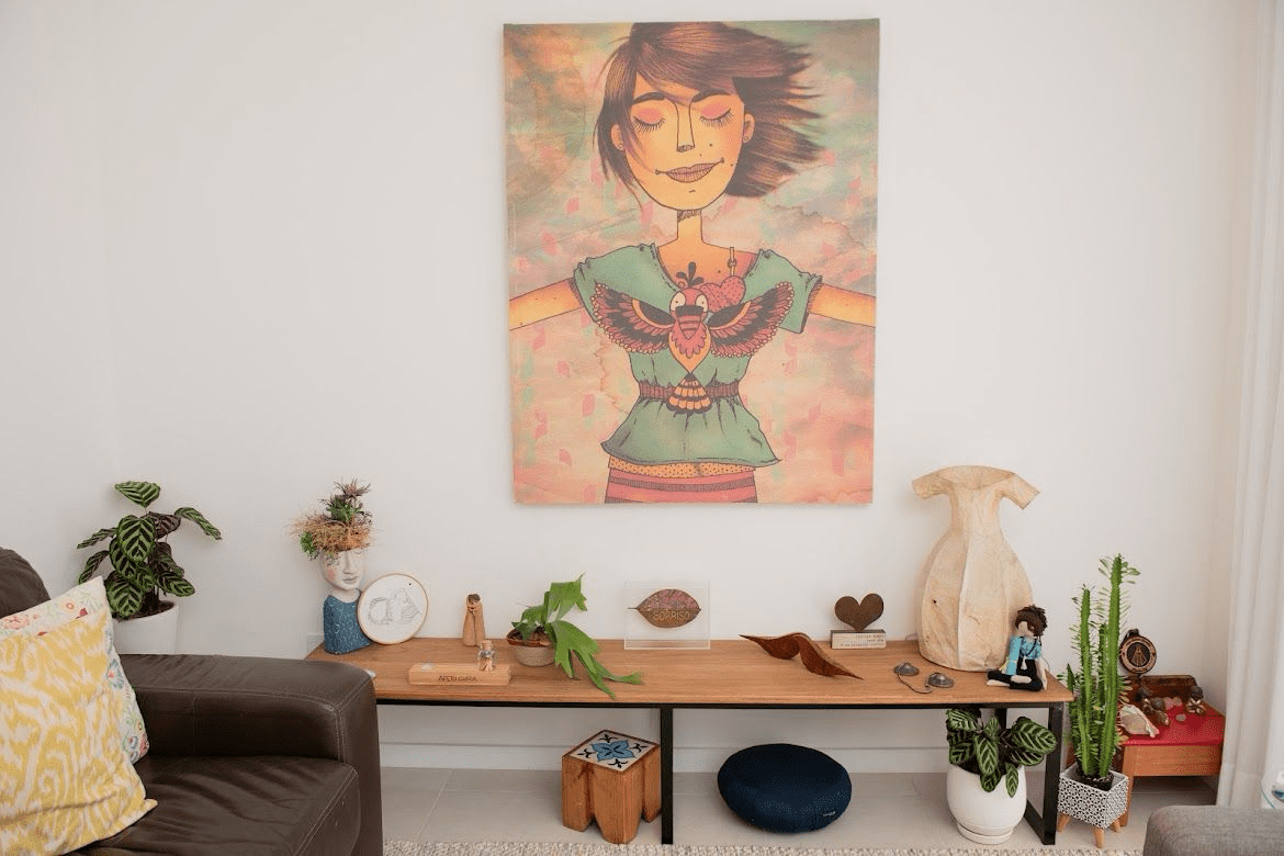 Sofá, plantas e obras de arte no consultório de Christine
