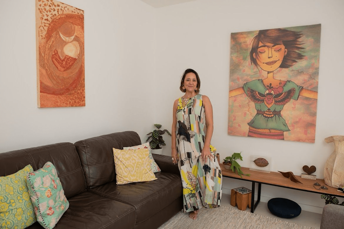 Christine Rutherford de frente, em pé no consultório